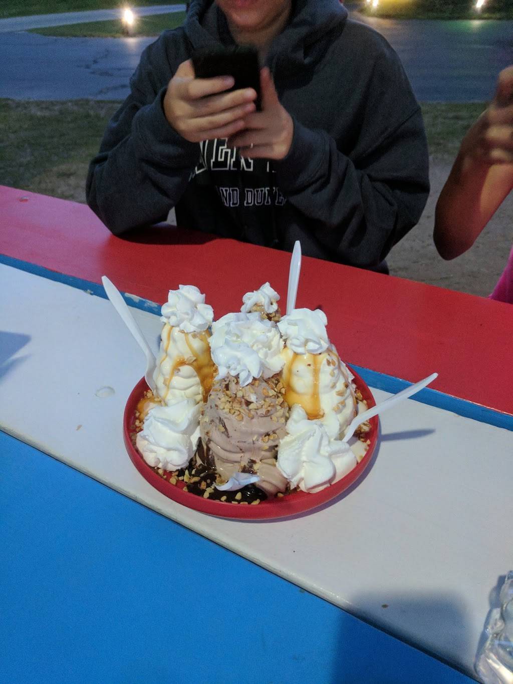 Whippy Dip | restaurant | 591 N 18th Ave, Mears, MI 49436, USA | 2318734715 OR +1 231-873-4715