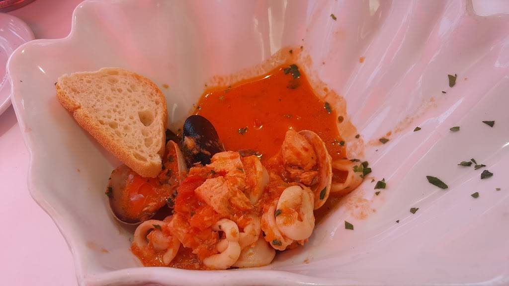 Mollies | restaurant | 1218 State St, Santa Barbara, CA 93101, USA | 8057068874 OR +1 805-706-8874