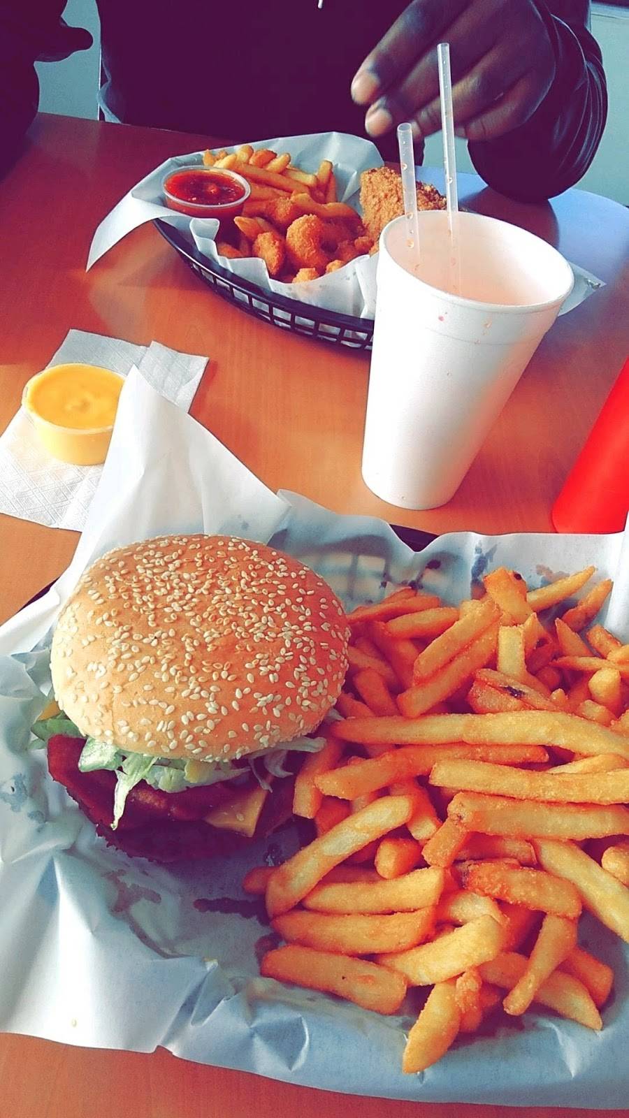 Waukegan Gyros | restaurant | 1120 Golf Rd, Waukegan, IL 60087, USA | 8477750286 OR +1 847-775-0286