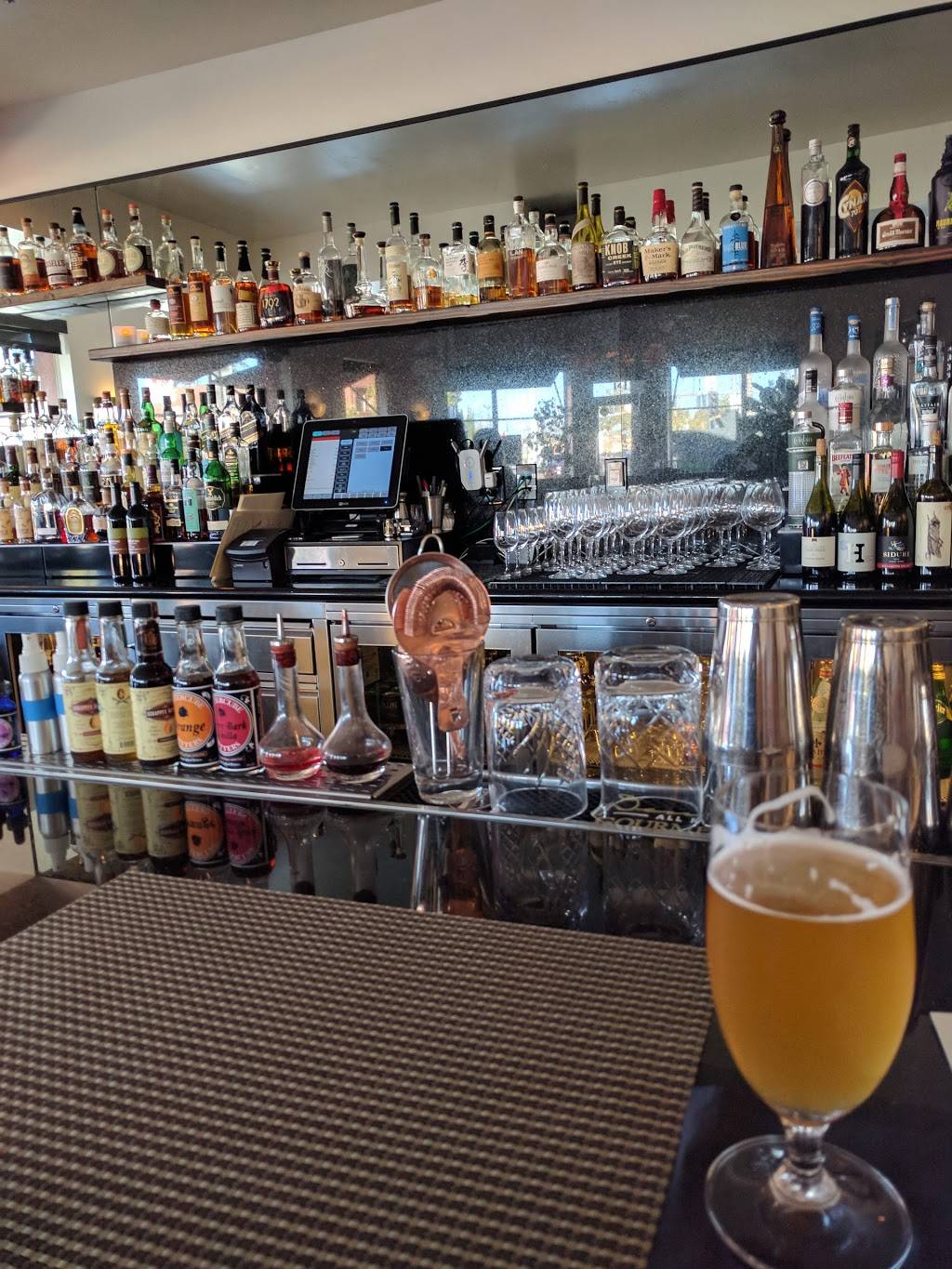 Woodlake Tavern | restaurant | 1431 Del Paso Blvd, Sacramento, CA 95815, USA | 9165140405 OR +1 916-514-0405