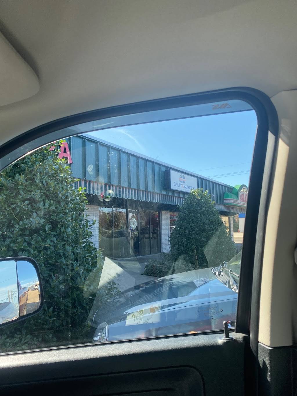 Splitaburger | restaurant | 1320 N Morrison Blvd Suite 102, Hammond, LA 70401, USA | 9856623333 OR +1 985-662-3333