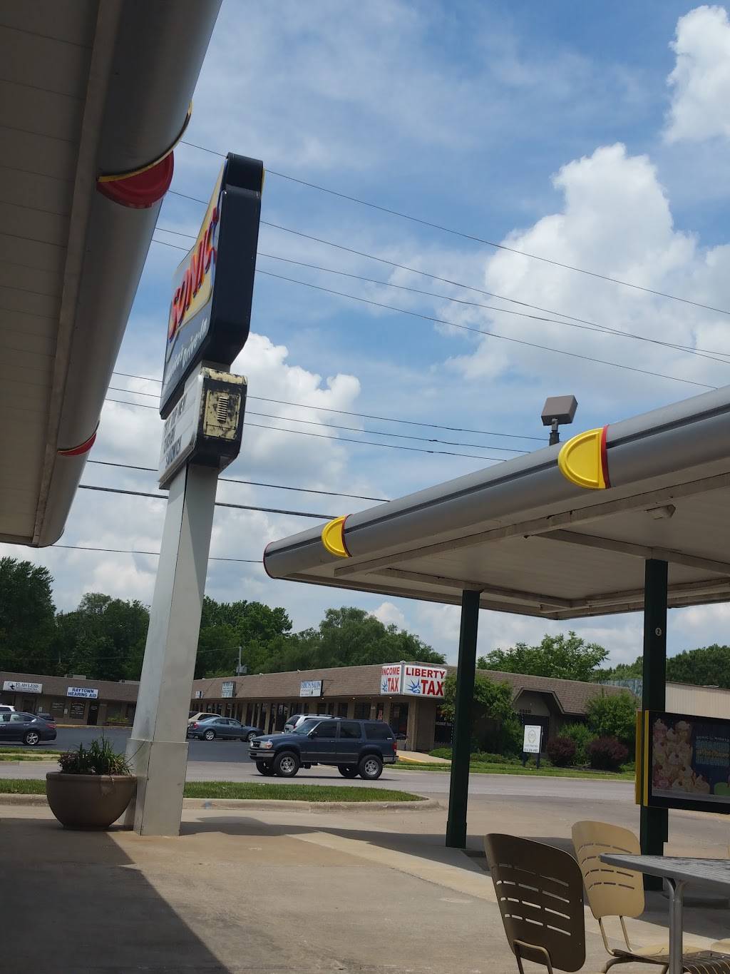 Sonic Drive-In | restaurant | 6525 Raytown Rd, Raytown, MO 64133, USA | 8167371950 OR +1 816-737-1950