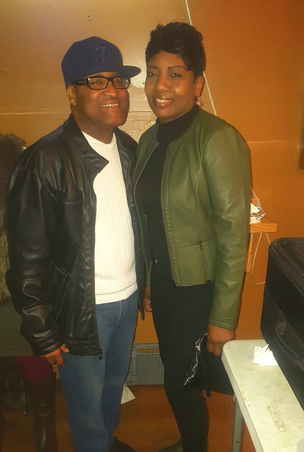 Walts Devils Isle | restaurant | 2100 W Hunting Park Ave, Philadelphia, PA 19140, USA | 2152263199 OR +1 215-226-3199