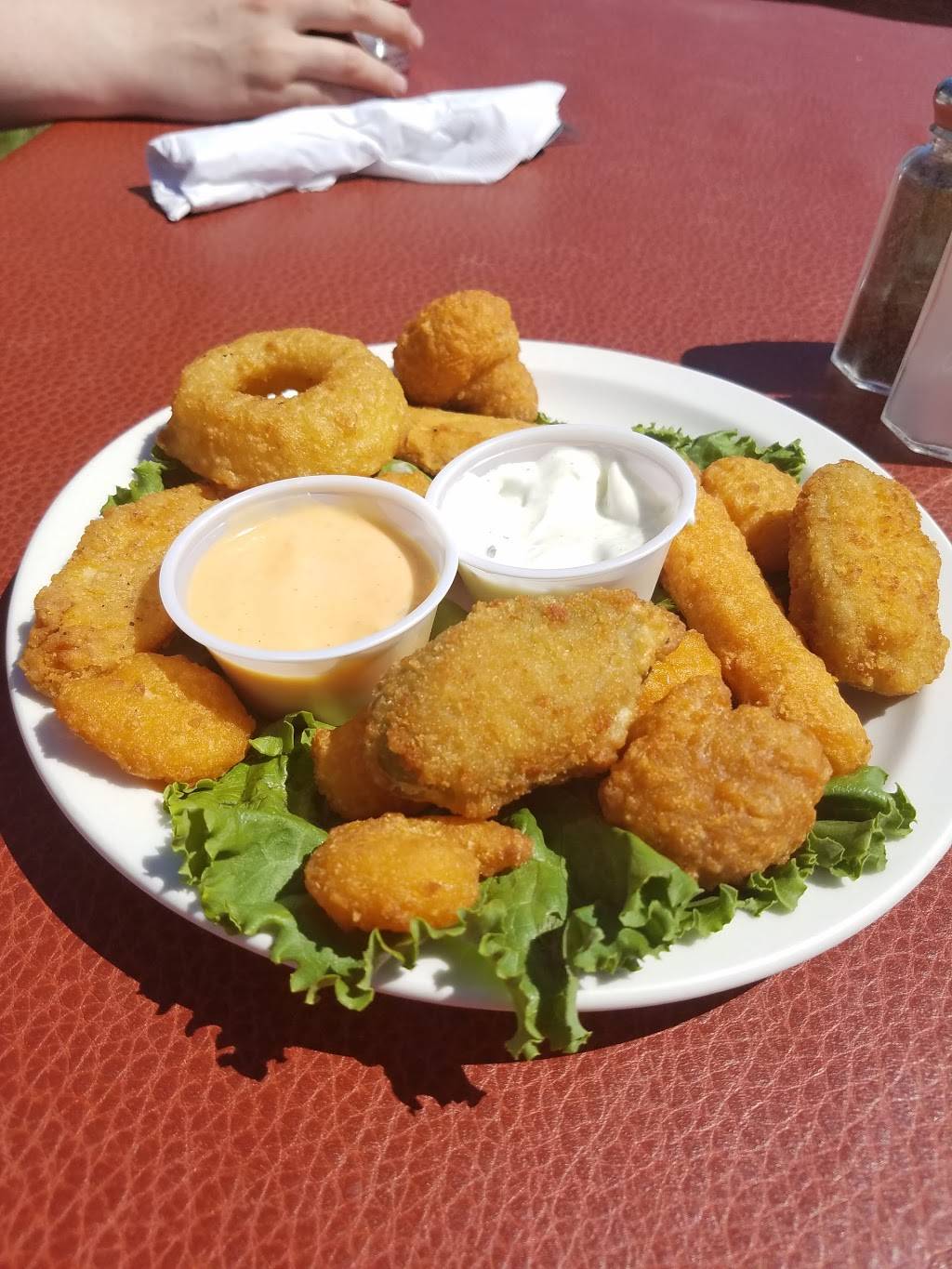 Epoufette Bayview Inn Inc | restaurant | W5961 US-2, Naubinway, MI 49762, USA | 9062920061 OR +1 906-292-0061