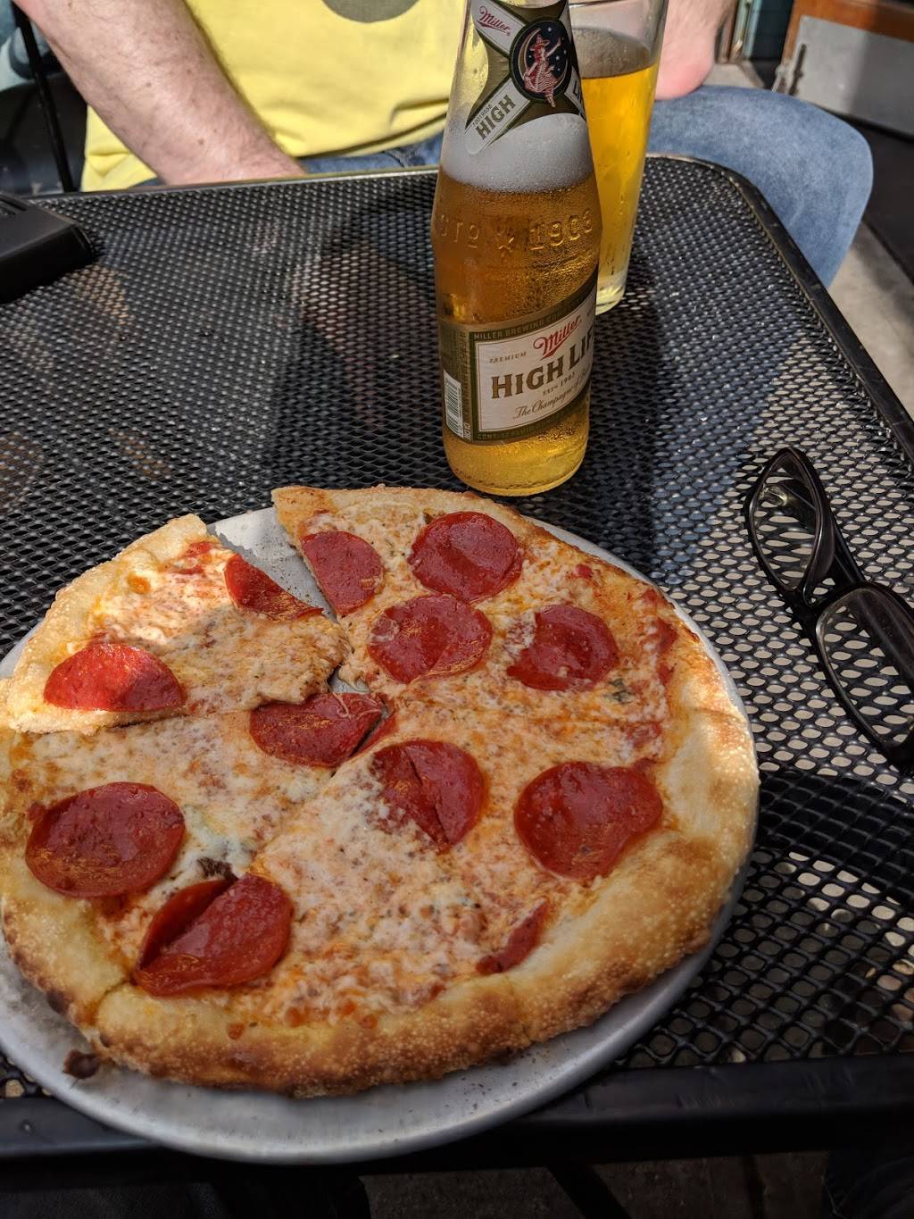 Alligator Lounge | restaurant | 600 Metropolitan Ave, Brooklyn, NY 11211, USA | 7185994440 OR +1 718-599-4440