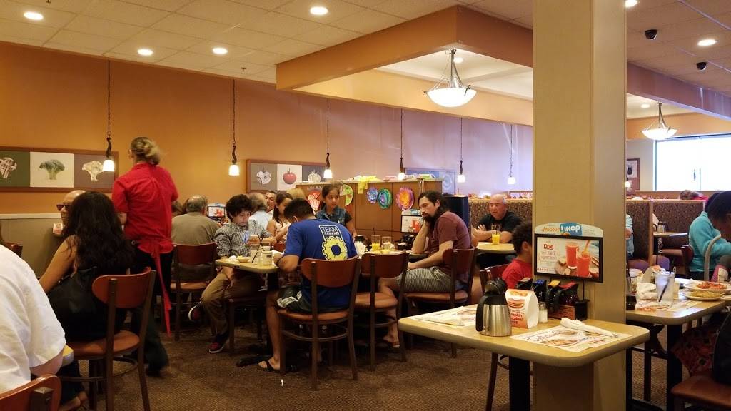 IHOP | restaurant | 135 Crooked Run Plaza, Front Royal, VA 22630, USA | 5406362324 OR +1 540-636-2324