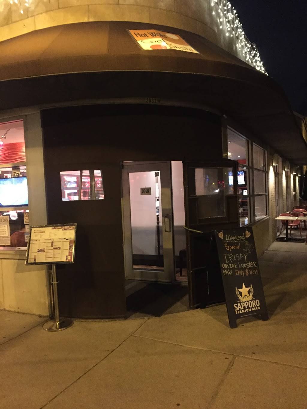 Hot Woks Cool Sushi | restaurant | 2032 W Roscoe St, Chicago, IL 60618, USA | 7738809800 OR +1 773-880-9800