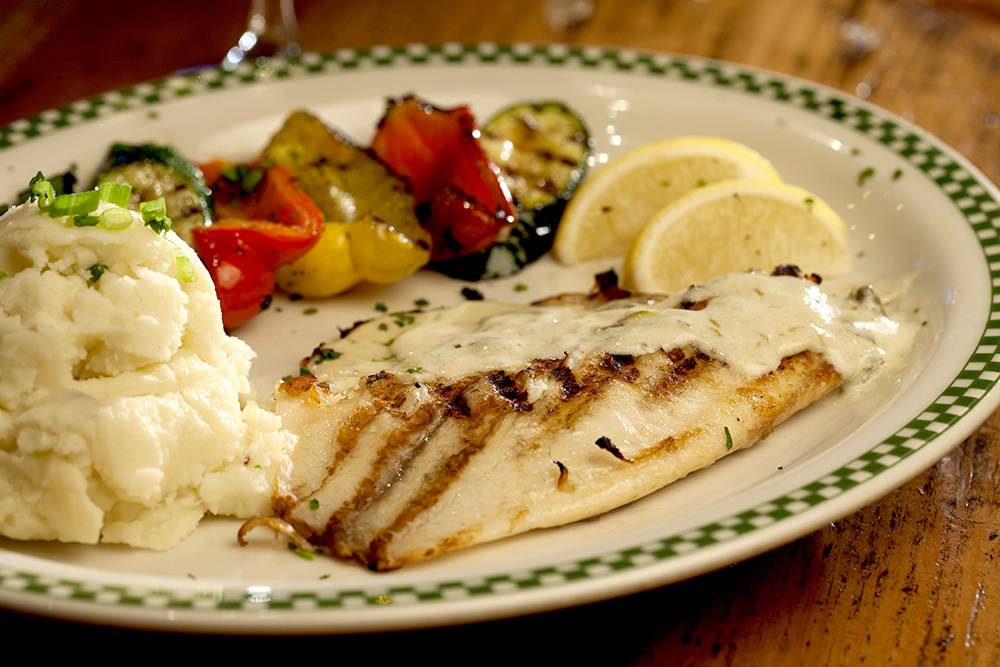 The Curragh Irish Pub | restaurant | 6705 N Northwest Hwy, Chicago, IL 60631, USA | 7737746170 OR +1 773-774-6170