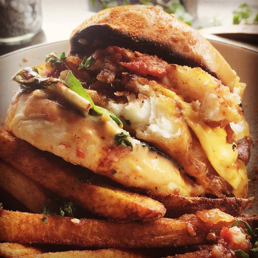 Off The Hook Fishbar | restaurant | 749 Broadview Ave, Toronto, ON M4K 2P6, Canada | 4164654356 OR +1 416-465-4356