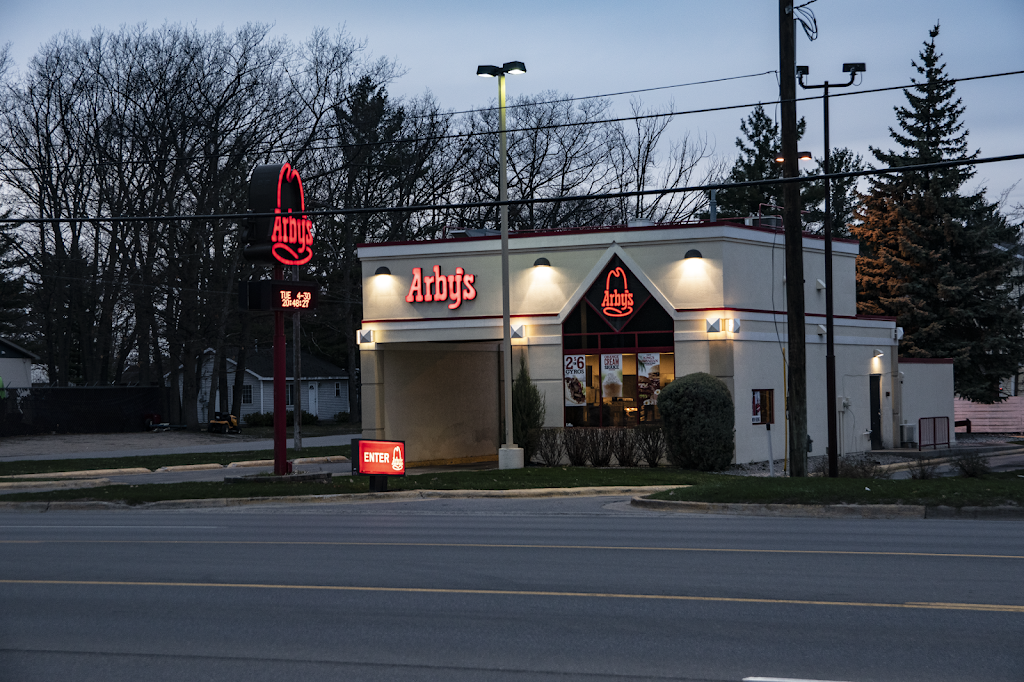 Arbys | restaurant | 1370 W South Airport Rd St, Traverse City, MI 49686, USA | 2319291662 OR +1 231-929-1662