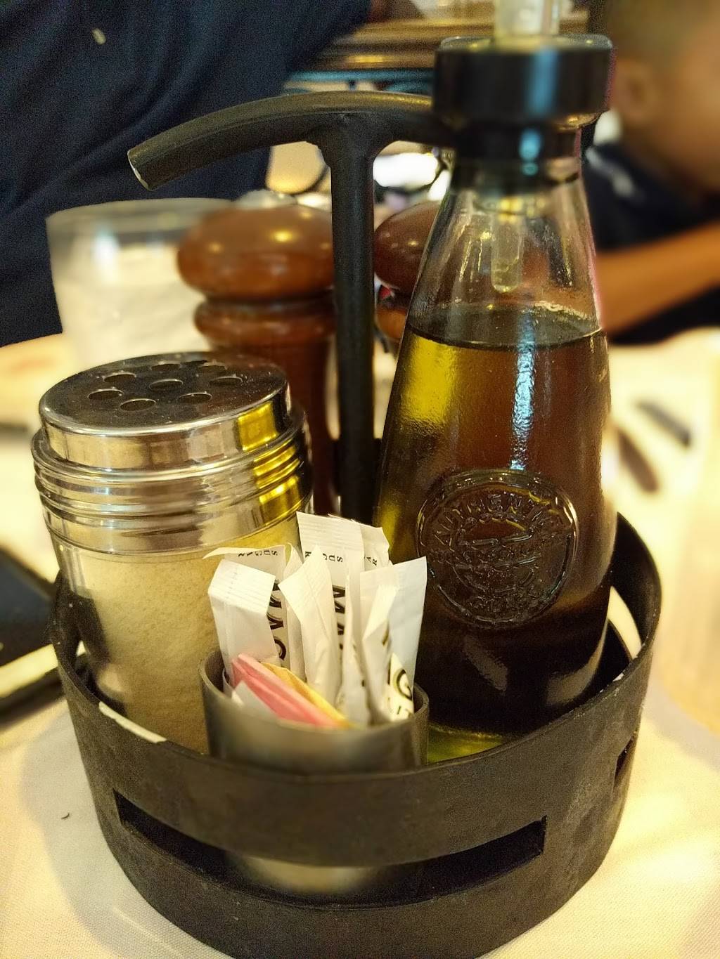 Maggianos Little Italy | restaurant | 205 Mall Blvd, King of Prussia, PA 19406, USA | 6109923333 OR +1 610-992-3333