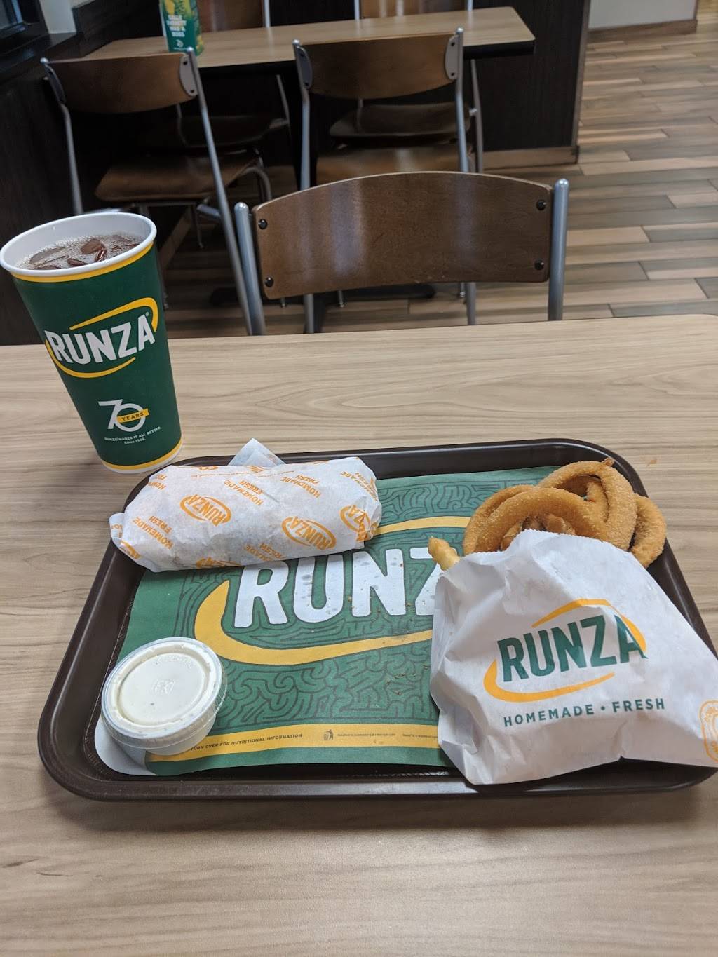 Runza Restaurant | restaurant | 430 168th St, Omaha, NE 68118, USA | 4022893555 OR +1 402-289-3555
