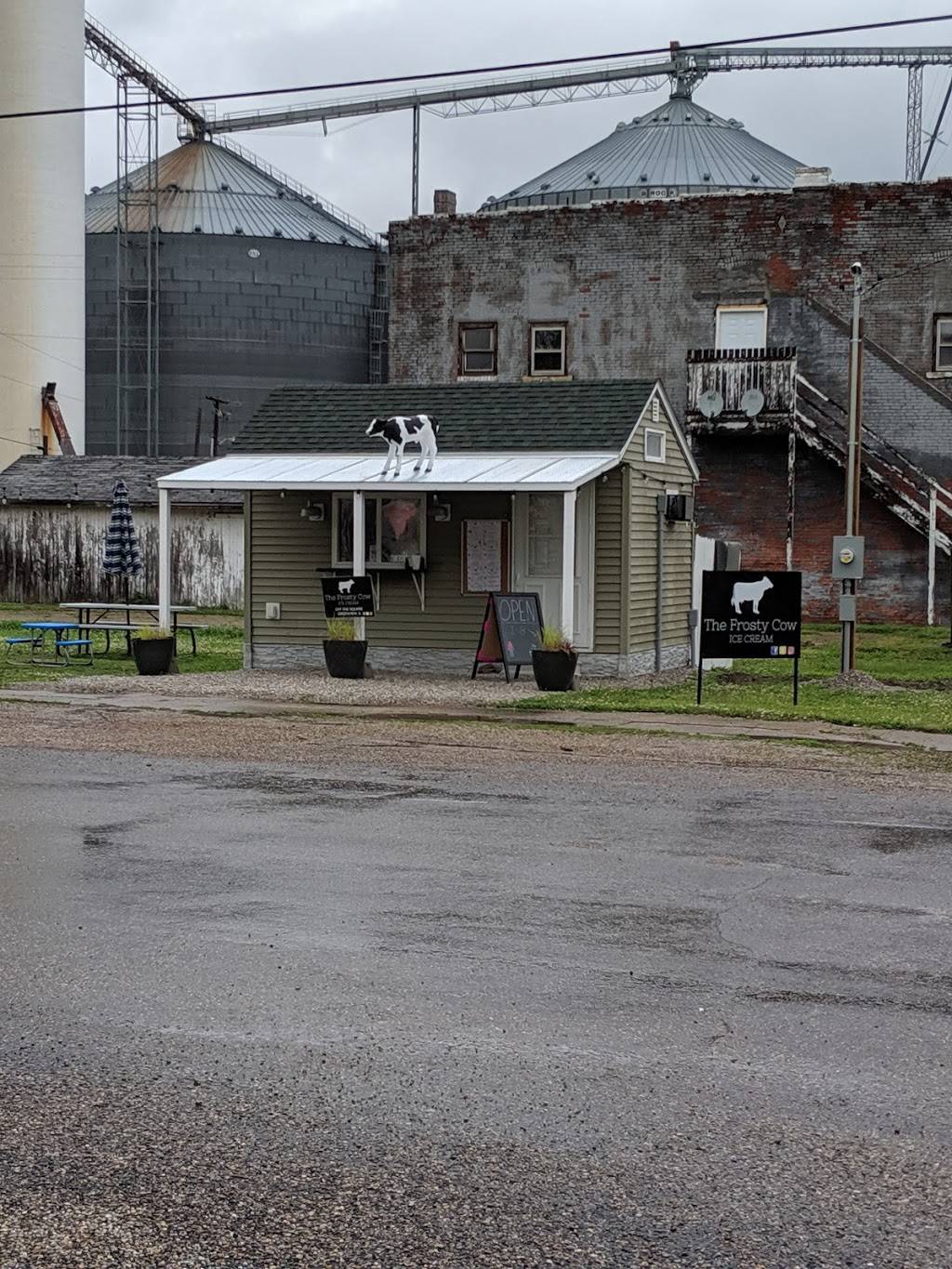 The Frosty Cow | restaurant | 100 W Washington St, Greenview, IL 62642, USA | 2174161501 OR +1 217-416-1501