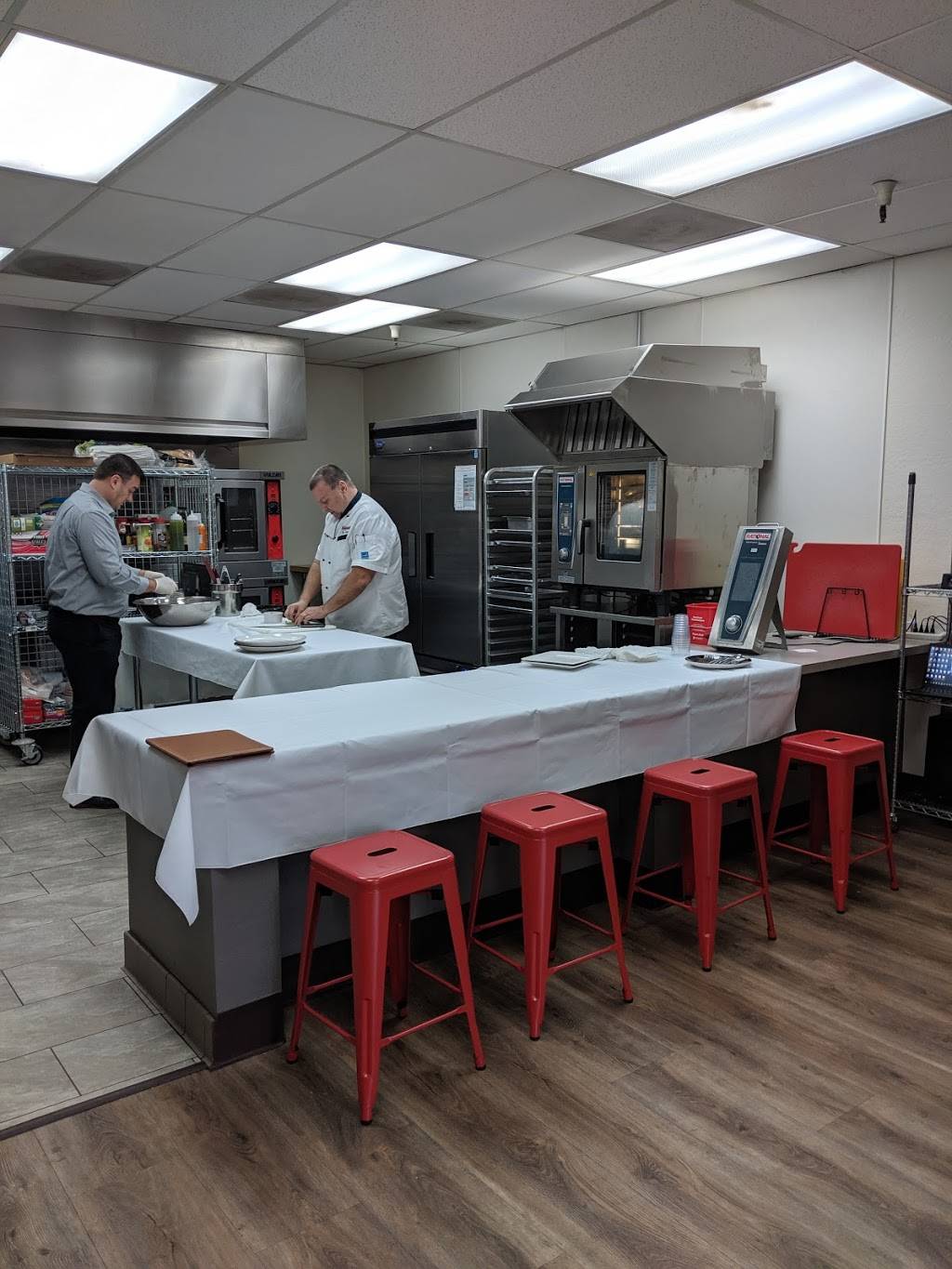 Fantastic Kitchen | restaurant | 211 Lathrop Way, Sacramento, CA 95815, USA | 9163889999 OR +1 916-388-9999