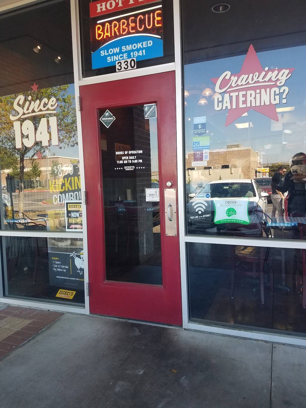 Dickeys Barbecue Pit | restaurant | 661 Louis Henna Blvd, Round Rock, TX 78664, USA | 5122442877 OR +1 512-244-2877