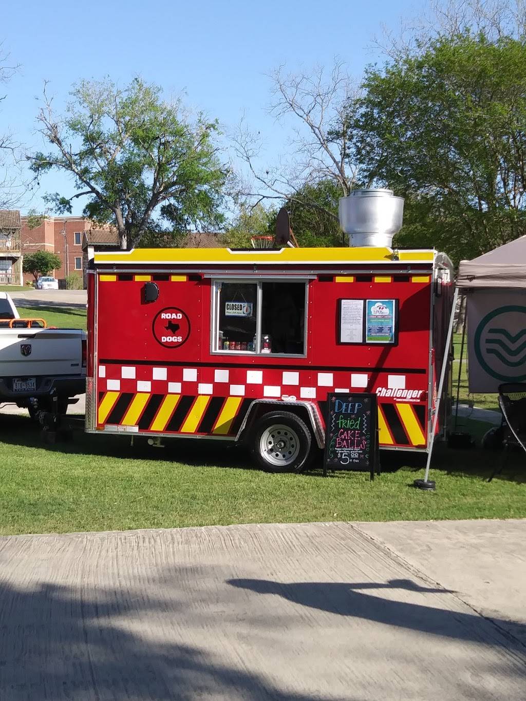 Road Dogs NB | restaurant | 338 Gruene Rd, New Braunfels, TX 78130, USA | 8307087003 OR +1 830-708-7003