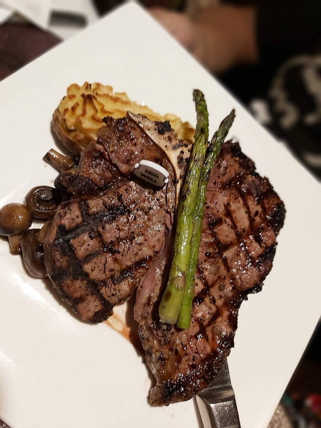 Bercs Steakhouse | restaurant | 186 Lansdowne St E, Peterborough, ON K9J 7N9, Canada | 7057453434 OR +1 705-745-3434