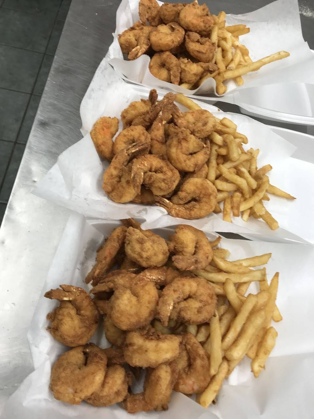 Sharks Fish & Chicken | restaurant | 956 E 162nd St, South Holland, IL 60473, USA | 7085961400 OR +1 708-596-1400