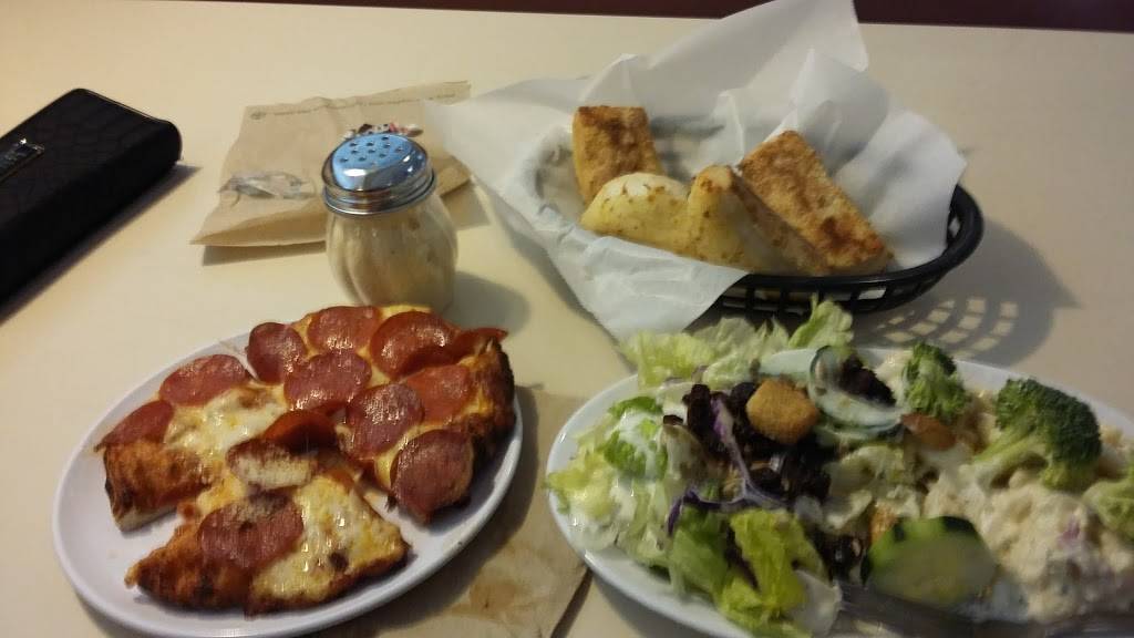 Round Table Pizza | meal delivery | 1930 Howard Rd #101, Madera, CA 93637, USA | 5596737043 OR +1 559-673-7043