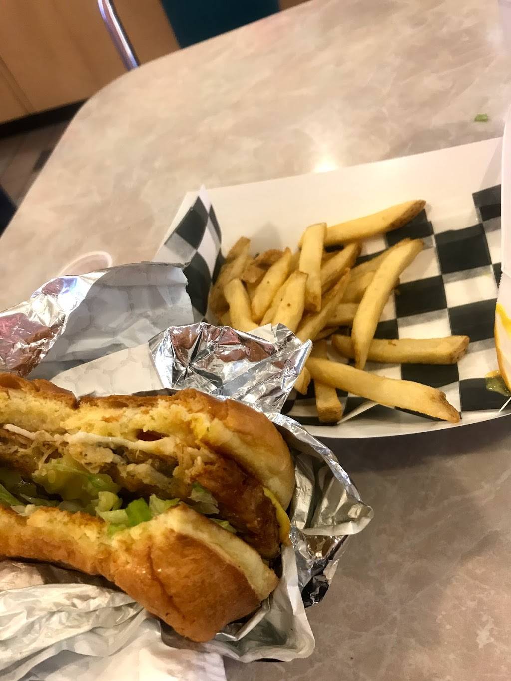 Cheeburger Cheeburger | restaurant | 1 Richard E Byrd Terminal Dr #103, Richmond, VA 23250, USA | 8042221227 OR +1 804-222-1227