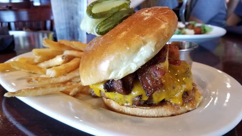 Houlihans | restaurant | 6601 Lyndale Ave S, Richfield, MN 55423, USA | 6122439150 OR +1 612-243-9150