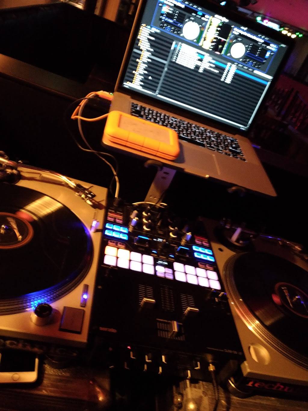 Chasers Bar & Grill | restaurant | 1300 King St E, Oshawa, ON L1H 8J4, Canada | 9052401988 OR +1 905-240-1988