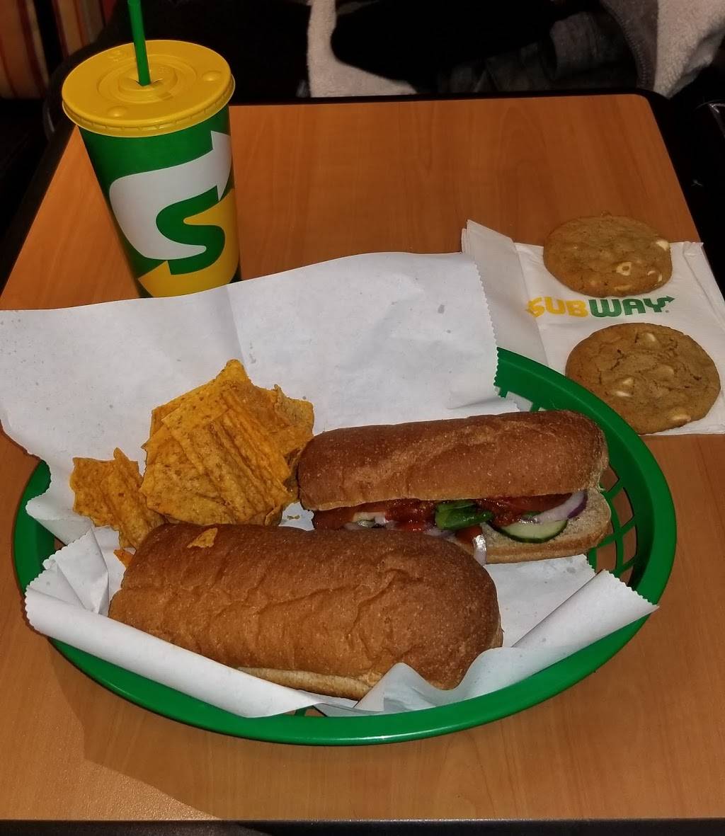 Subway | restaurant | 2735 Lake Shore Blvd W, Etobicoke, ON M8V 1G9, Canada | 4162557827 OR +1 416-255-7827
