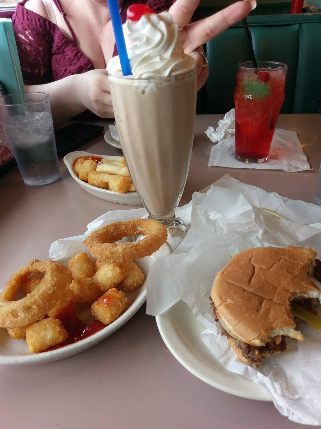 Winsteads Steakburgers | restaurant | 101 Emanuel Cleaver II Blvd., Kansas City, MO 64112, USA | 8167532244 OR +1 816-753-2244