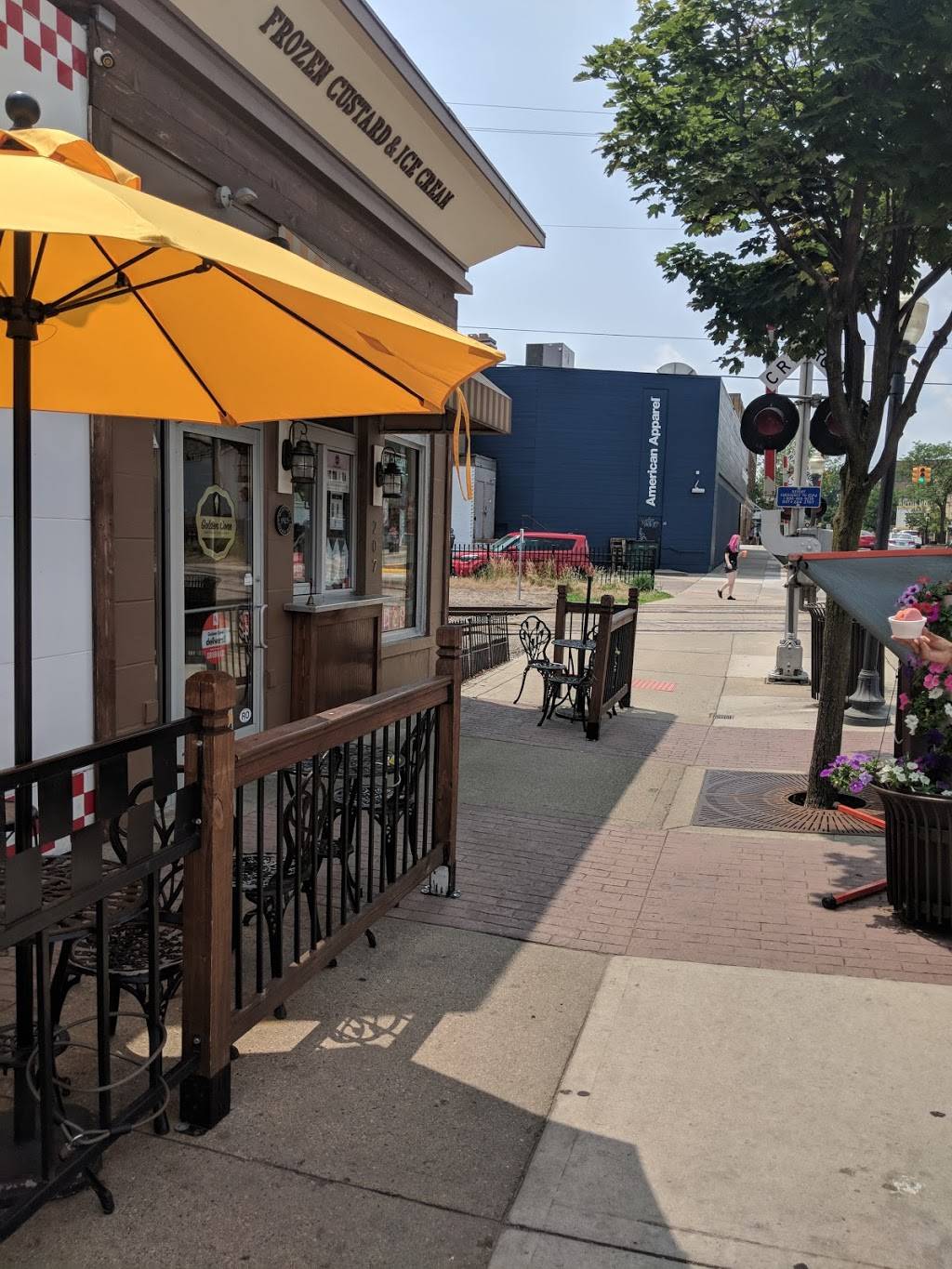 Golden Cone Frozen Custard & Ice Cream | restaurant | 207 W 4th St, Royal Oak, MI 48067, USA | 2486079060 OR +1 248-607-9060