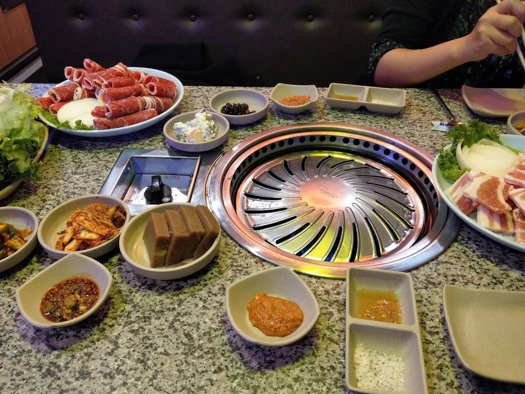 Star BBQ | restaurant | 1209 Savoy Plaza Ln, Savoy, IL 61874, USA | 2173567777 OR +1 217-356-7777