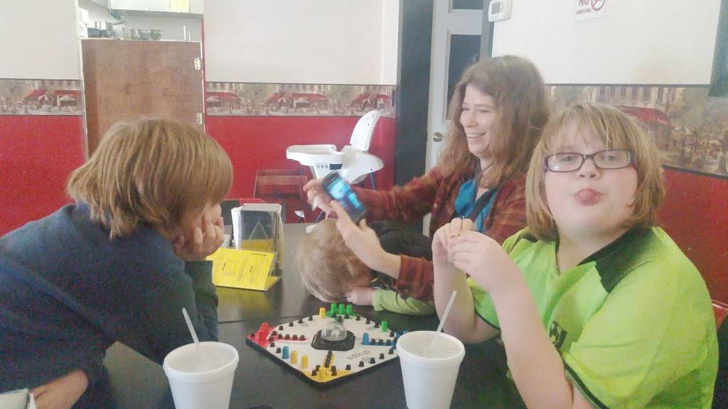 Nickelos Pizza | restaurant | 530 N Warpath Dr, Milan, IN 47031, USA | 8126543260 OR +1 812-654-3260