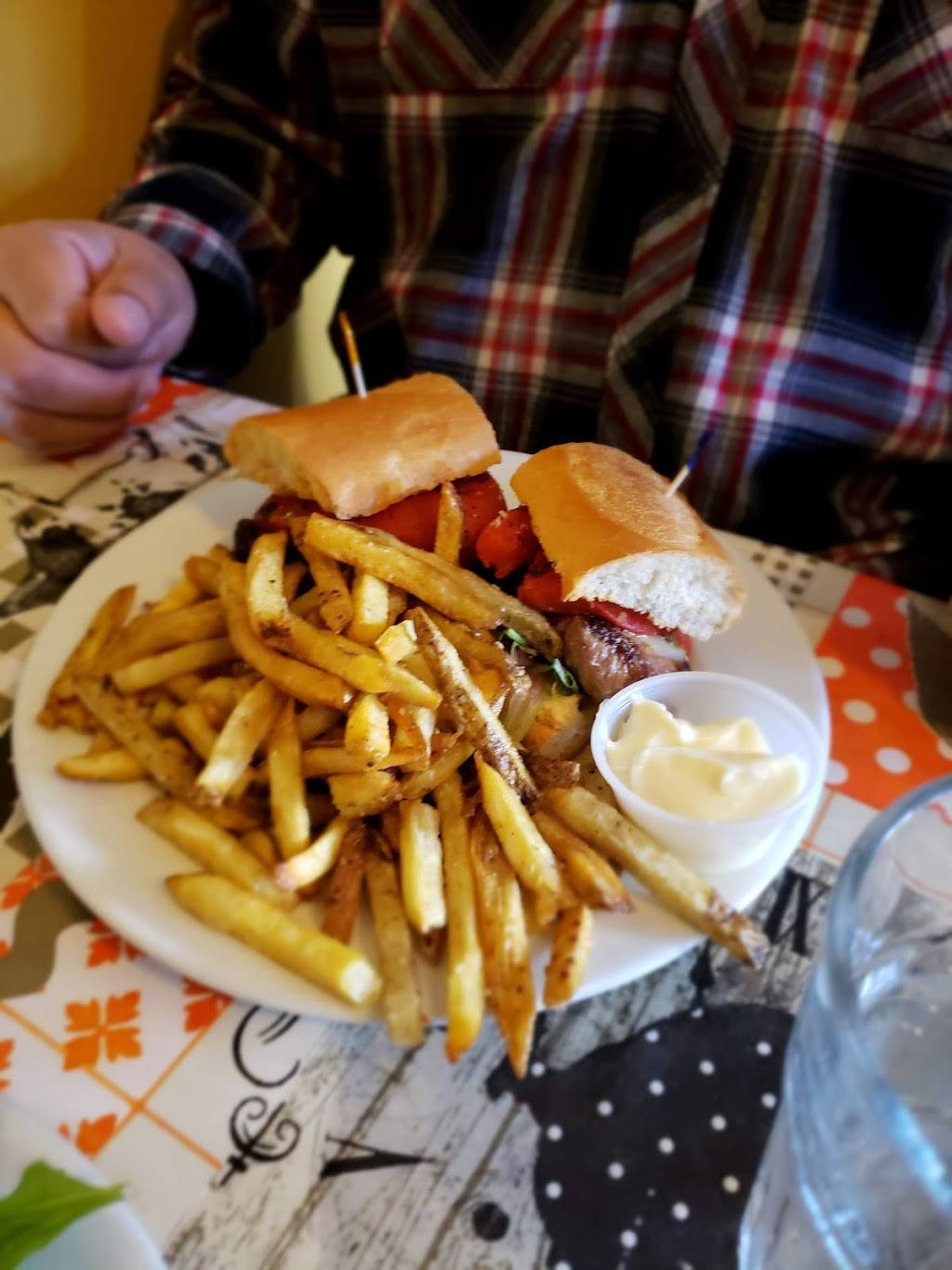 Cock & Bowl | restaurant | 302 Poplar Alley, Occoquan, VA 22125, USA | 7034941180 OR +1 703-494-1180