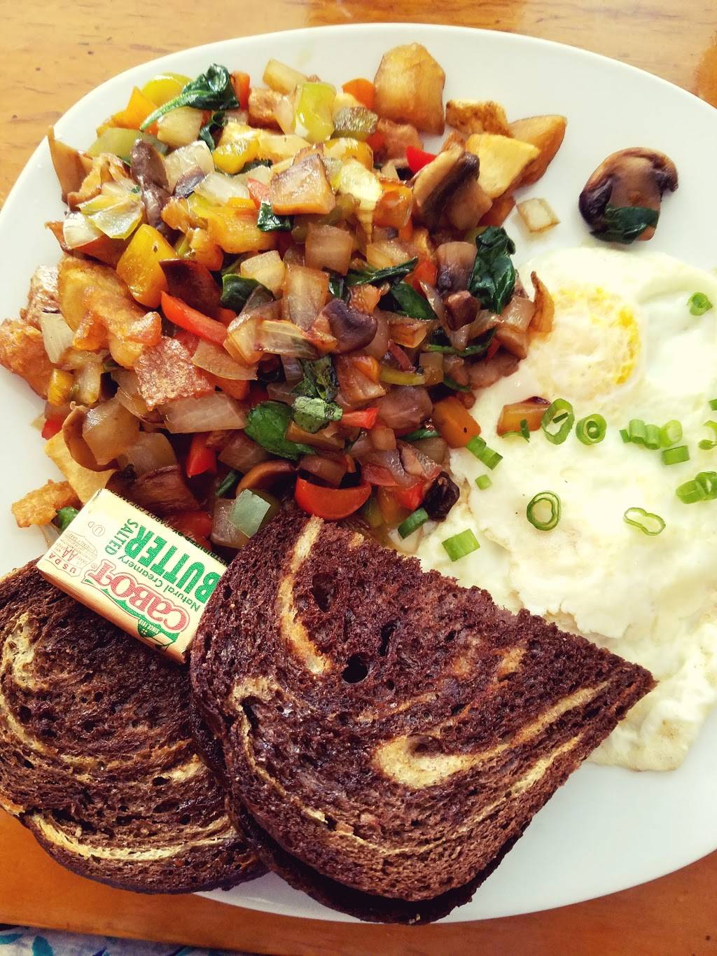 Waves Restaurant | restaurant | 43 Commercial St, Boothbay Harbor, ME 04538, USA | 2073156021 OR +1 207-315-6021