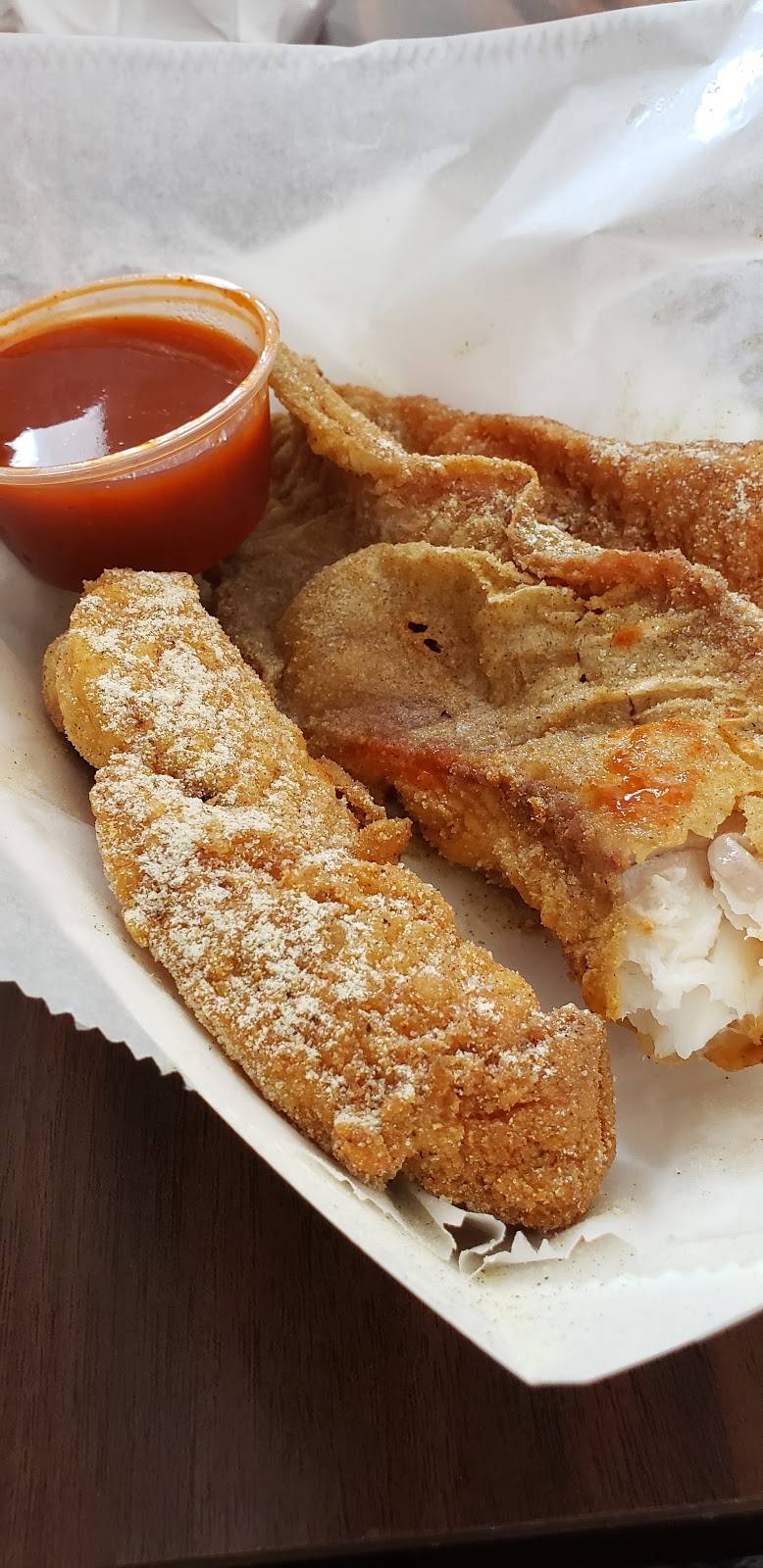 Louie Wingz and Catfish | restaurant | 454 S Greenwich St, Valparaiso, IN 46383, USA | 2195105426 OR +1 219-510-5426