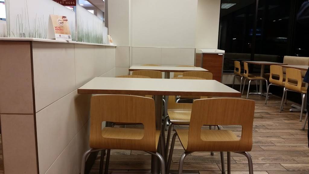 Wendys | restaurant | 331 S Hanover St, Carlisle, PA 17013, USA | 7172438611 OR +1 717-243-8611