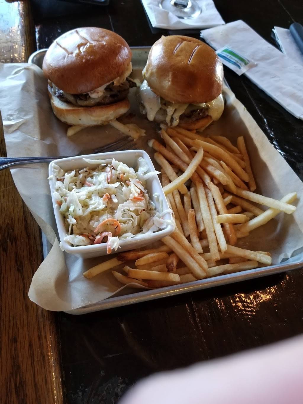 Craft Burgers & Beer | restaurant | 342 East Ave, Pawtucket, RI 02860, USA | 4017235600 OR +1 401-723-5600