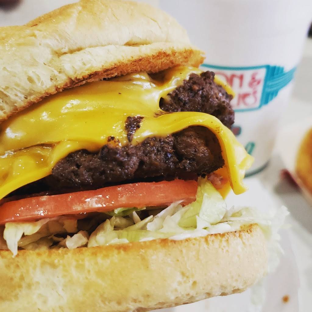 Don & Millies | restaurant | 10727 W Center Rd, Omaha, NE 68124, USA | 4023909096 OR +1 402-390-9096