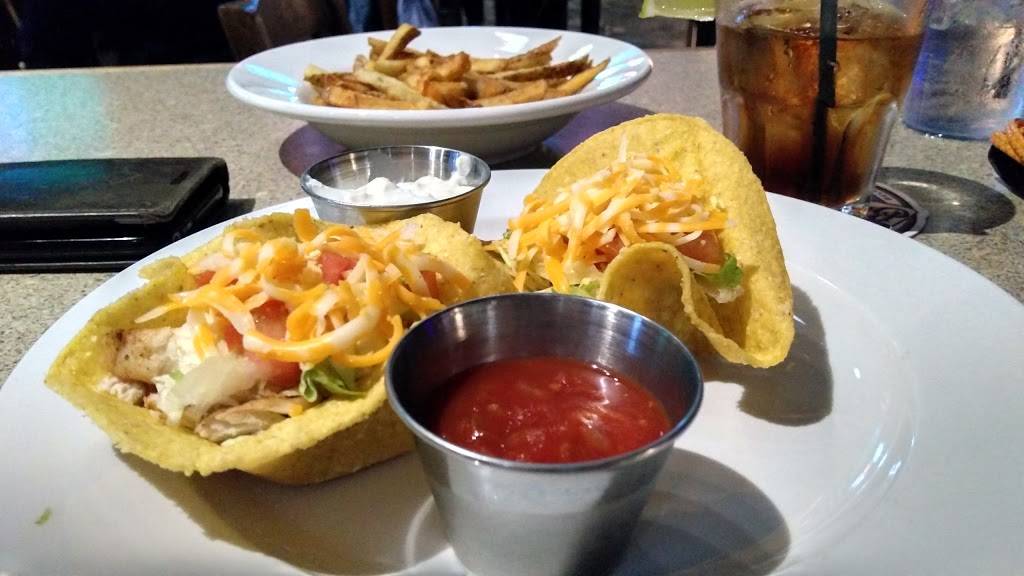 Sneakers Sports Bar & Restaurant | restaurant | 18025 Yonge St, Newmarket, ON L3Y 6A1, Canada | 9052355517 OR +1 905-235-5517