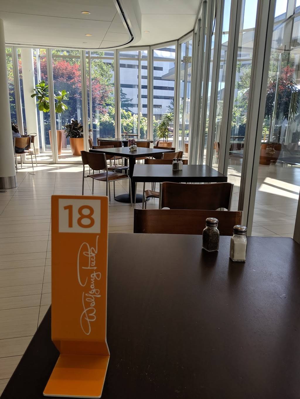 Wolfgang Puck Express | restaurant | 11100 Euclid Ave, Cleveland, OH 44106, USA | 2162863830 OR +1 216-286-3830