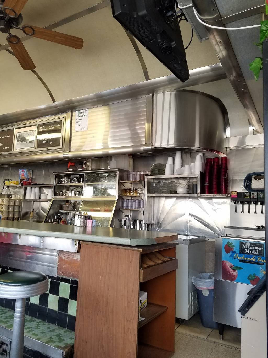 Hillsborough Diner | restaurant | 83 Henniker St, Hillsboro, NH 03244, USA | 6034643575 OR +1 603-464-3575