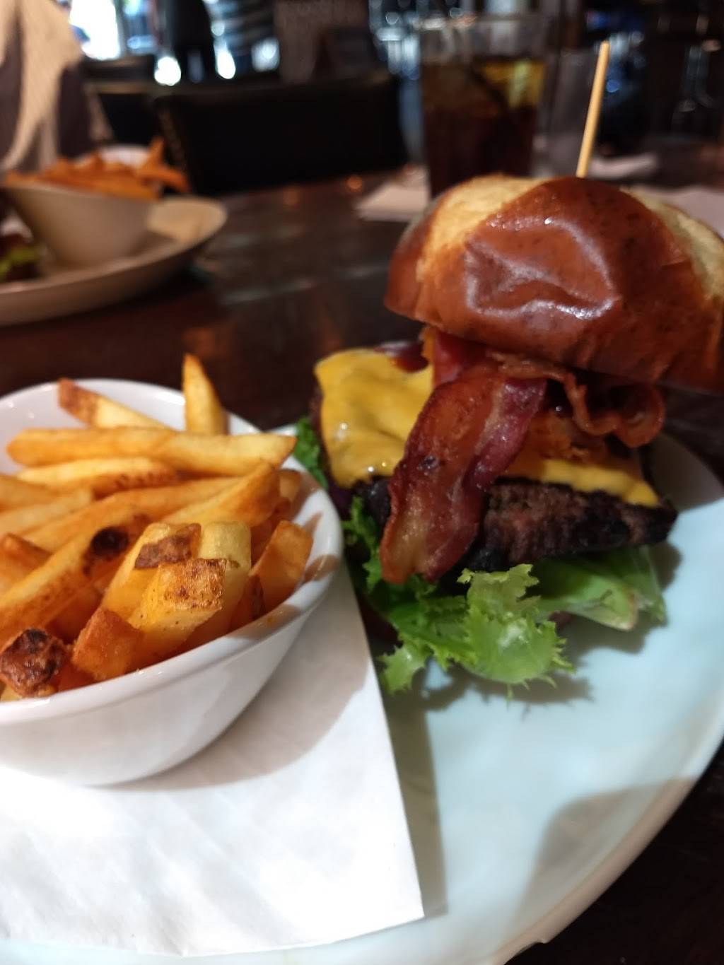 Bulldog Ale House | restaurant | 901 S State St, Chicago, IL 60605, USA | 3125830333 OR +1 312-583-0333