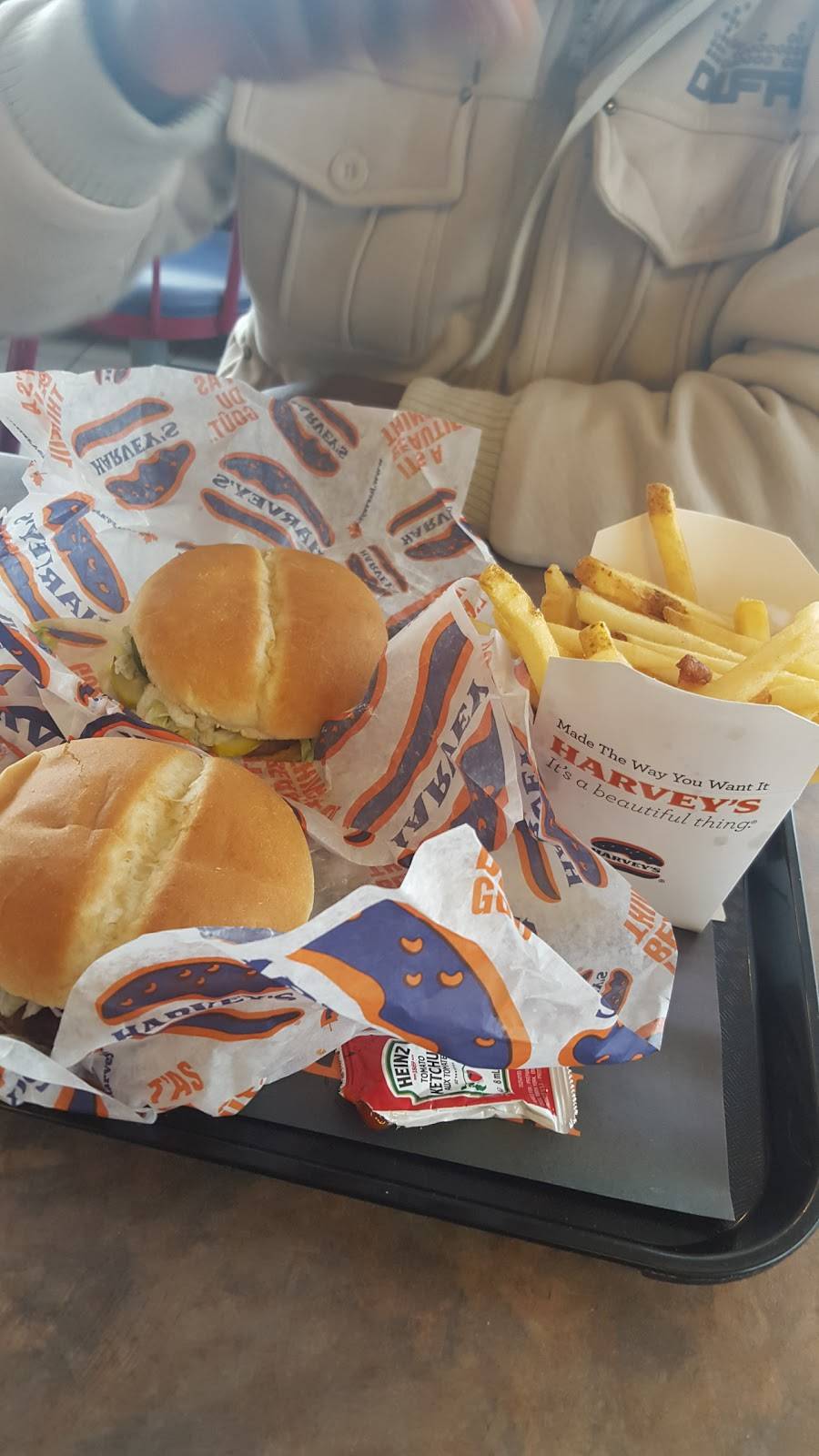 Harveys | restaurant | 724 Queenston Rd, Hamilton, ON L8G 1A2, Canada | 2899192550 OR +1 289-919-2550