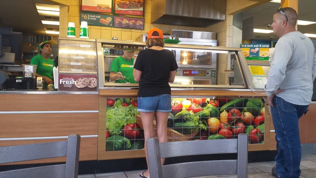 Subway | restaurant | 1999 Taft Hwy, Bakersfield, CA 93313, USA | 6618270472 OR +1 661-827-0472