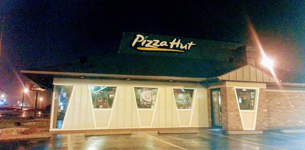 Pizza Hut | meal takeaway | 12571 IL-143, Highland, IL 62249, USA | 6186541144 OR +1 618-654-1144