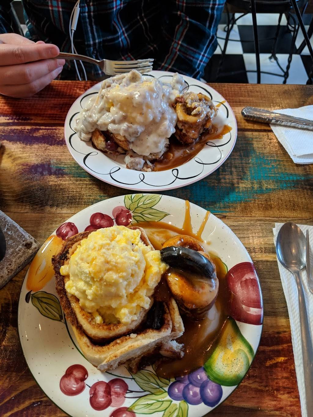 OoeyGooey Cinnamon Rolls and So Much More | restaurant | 29 E Washington St, Nashville, IN 47448, USA | 2392698361 OR +1 239-269-8361