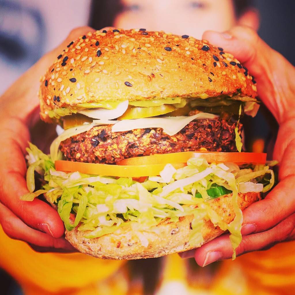 Boon Burger Cafe | restaurant | 497 Dundas St W unit 1, Oakville, ON L6M 4M2, Canada | 9052570799 OR +1 905-257-0799