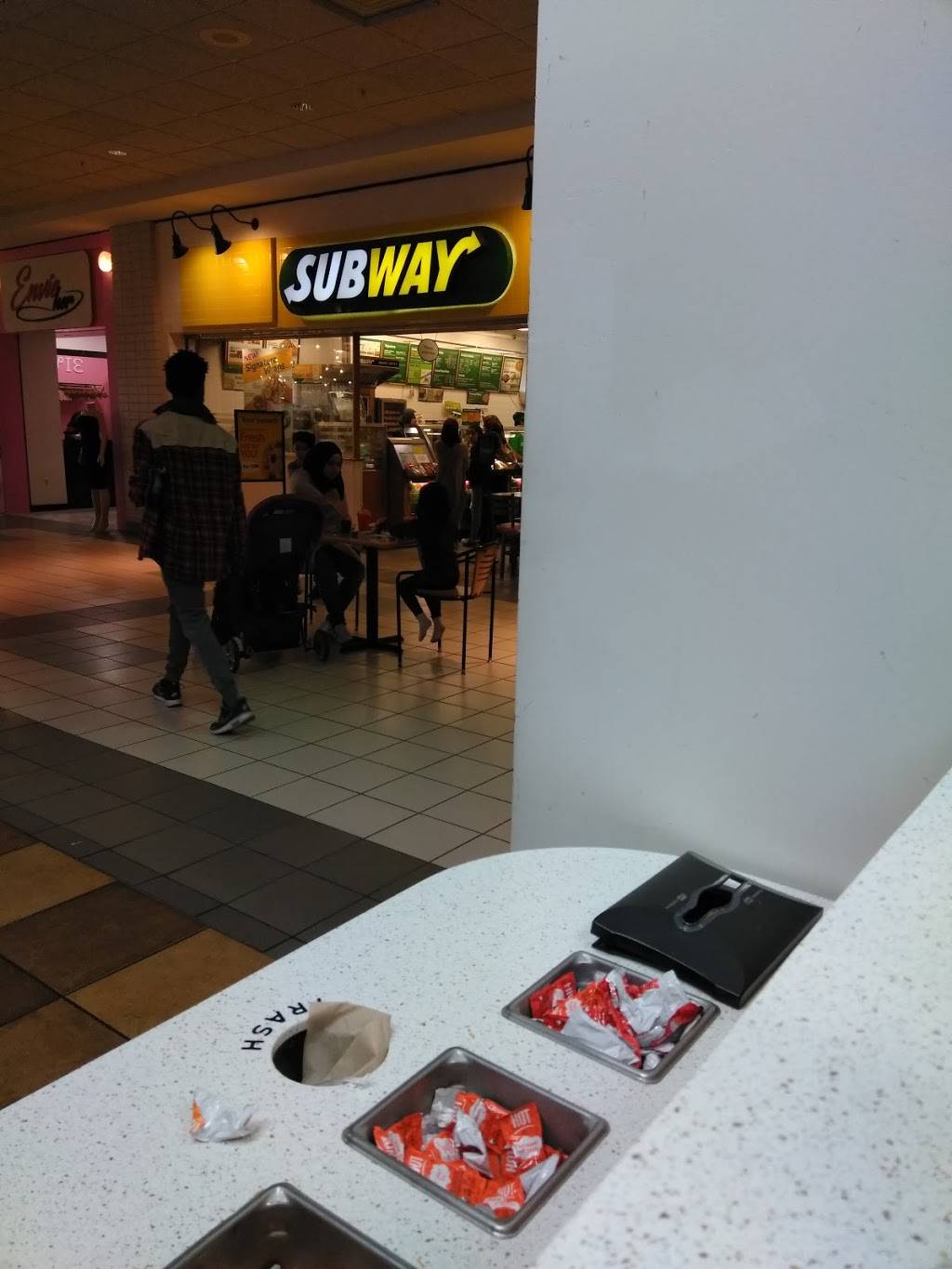 Subway | restaurant | 35000 W Warren Ave, Westland, MI 48185, USA | 7342611791 OR +1 734-261-1791