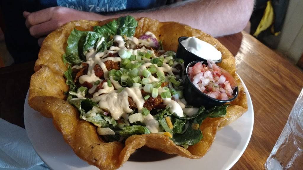 Canoe & Paddle | restaurant | 18 Bridge St, Lakefield, ON K0L 2H0, Canada | 7056511111 OR +1 705-651-1111