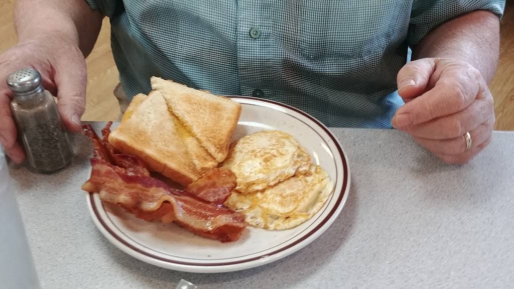 Kountry Kitchen | restaurant | 105 E Main St, Teutopolis, IL 62467, USA | 2178573948 OR +1 217-857-3948