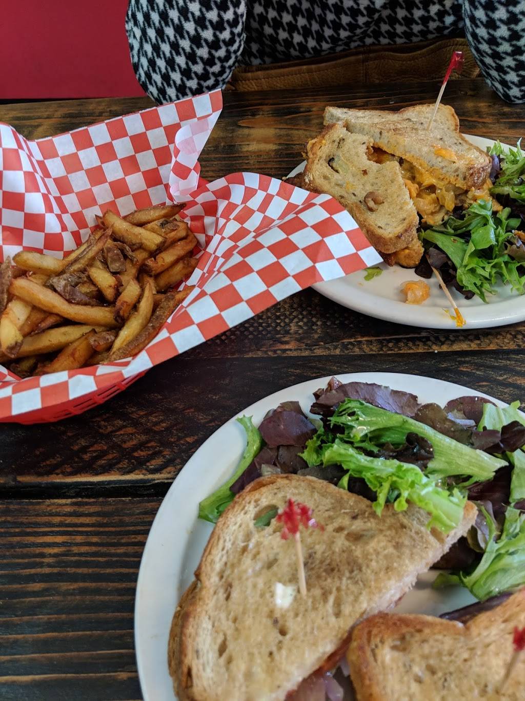 Donut Farm Oakland | cafe | 6037 San Pablo Ave, Oakland, CA 94608, USA | 5103386319 OR +1 510-338-6319